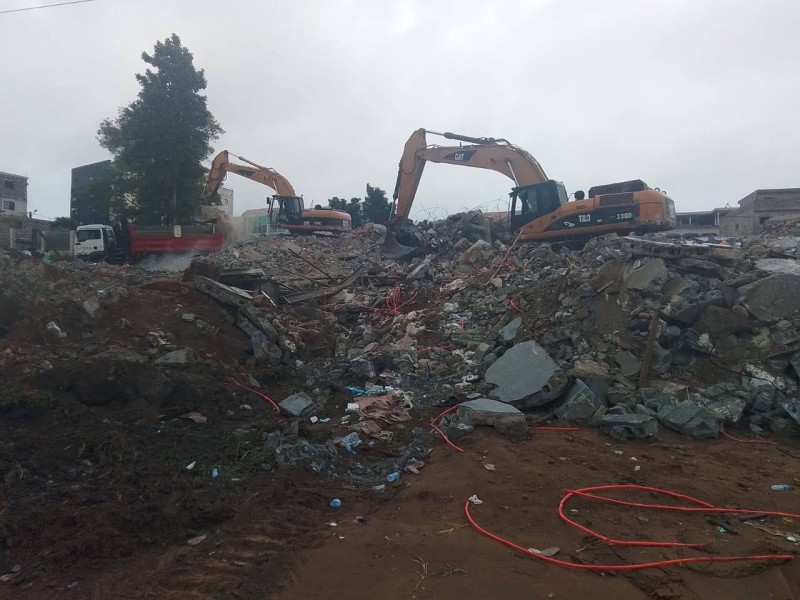Les fouilles entreprises par les sapeurs-pompiers ont permis, hélas, de découvrir des corps sous les gravats. (PH J Bavane K)