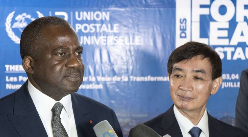Dr Moyo,secrétaire général de l'Union panafricaine des Postes et le Dg de l'Upu ), Masahiko Metoki