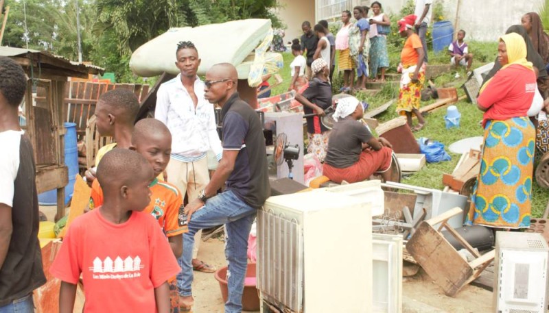 Les populations en train de ramasser leurs biens. (Ph: Dapa Kouassi)