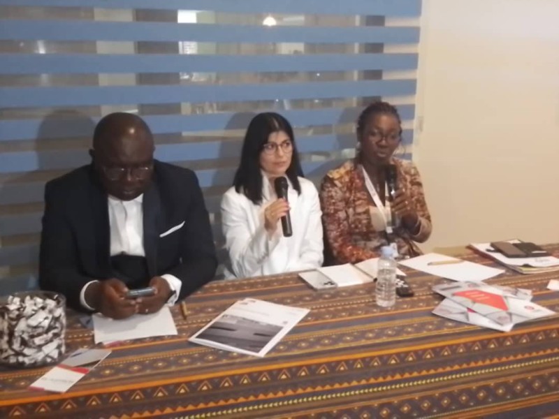 La directrice d'exploitation d'Elastron (au micro) en présentation de ses produits. (Ph: Bavane)