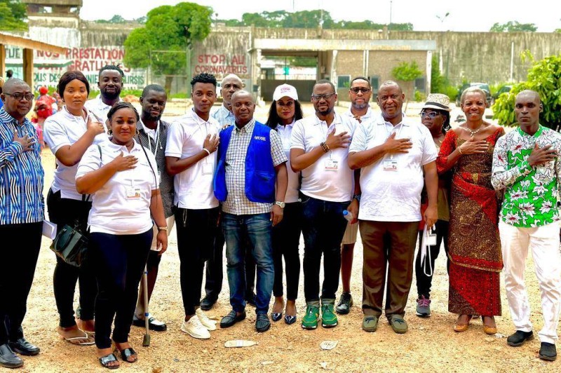 Des membres de la Fondation heureux de partager un repas avec des détenues. (Ph: Dr)