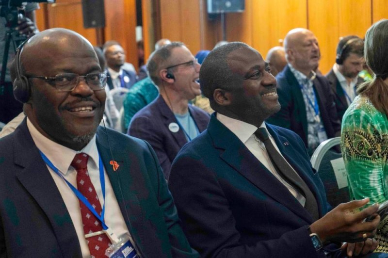 Dr Chief Moyo Sg de l'Upap et M. Isaac Gnamba