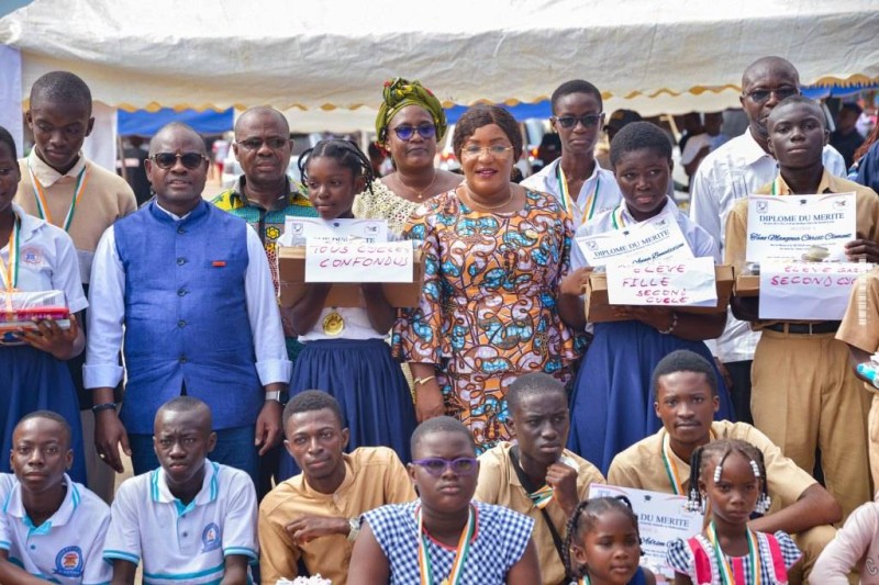 Le maire Harlette Badou en compagnie ici de  quelques élèves primés. Photo DR