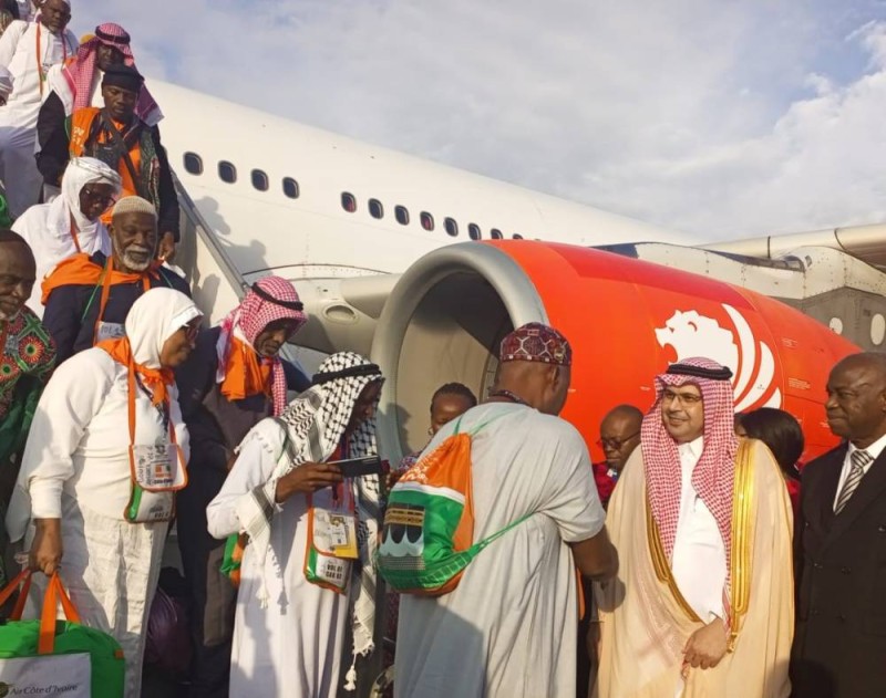 L'ambassadeur d'Arabie Saoudite en Côte d'Ivoire félicitant les pèlerins à leur descente d'avion