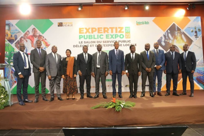 Les officiels posant pour immortaliser ce premier Salon du service public. (SEBASTIEN KOUASSI)