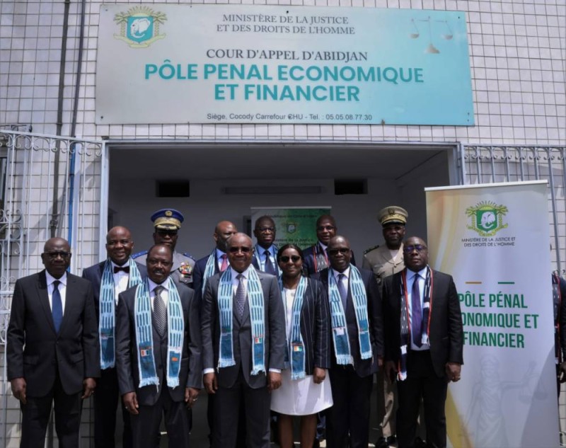 Le ministre de la Justice et des Droits de l'homme en compagnie de grands magistrats venus l'assister à cette cérémonie au Pole pénal économique et financier.