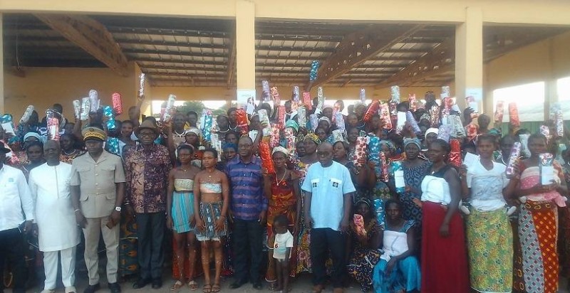 Koffi N'Guessan Lataille et ses collaborateurs en compagnie des femmes. (PH: DR)