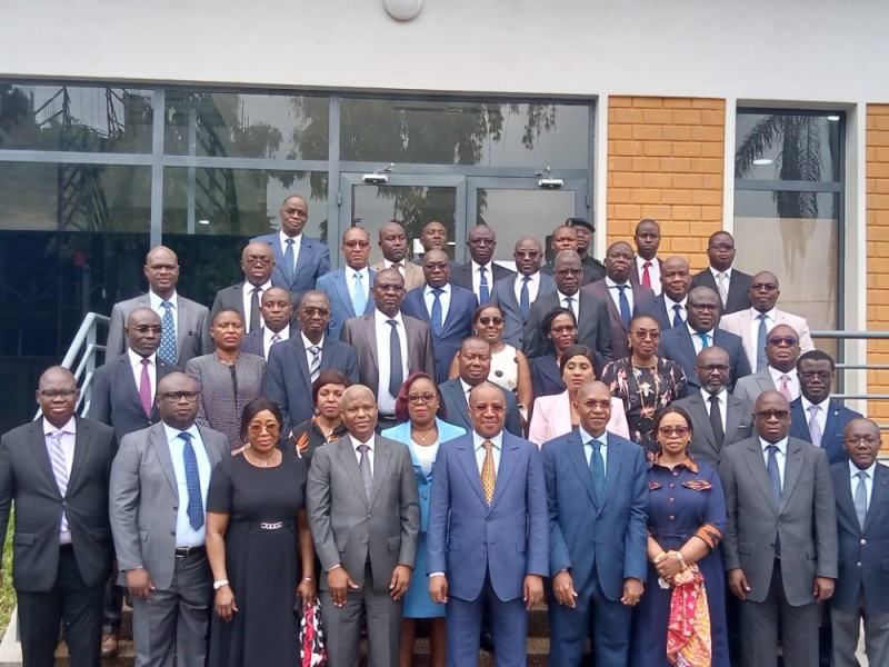 Le ministre Sansan Kambilé et les membre de la conférence. (PH: DR)