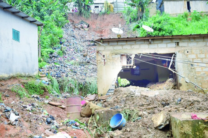 La maison dans laquelle vivait la famille de 4 personnes tuées par éboulement de terrain au quartier Micao Forage à Yopougon.