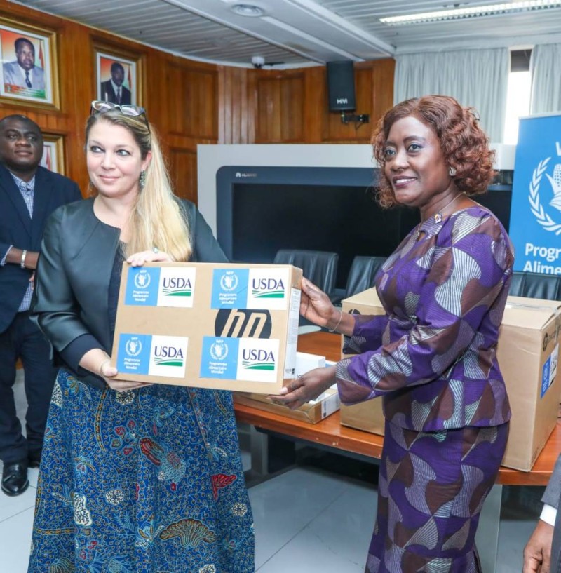 La directrice pays du Pam remettant une tablette à la ministre Mariatou Koné. (Ph: Dr)