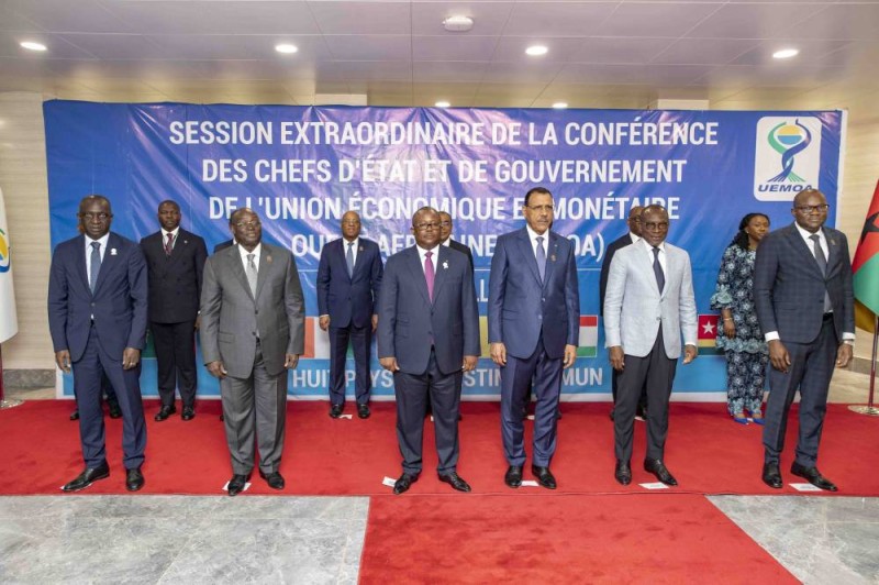 Le vice-Président Tiémoko Meyliet Koné ( 2e à partir de la gauche vers la droite) a représenté le Chef de l'Etat, Alassane Ouattara à ces Assises.