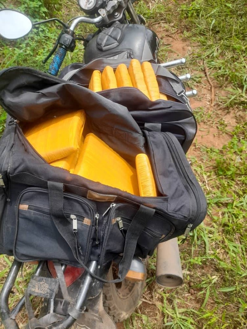 Une vue de la moto et des blocs de cannabis. (Ph: Dr)