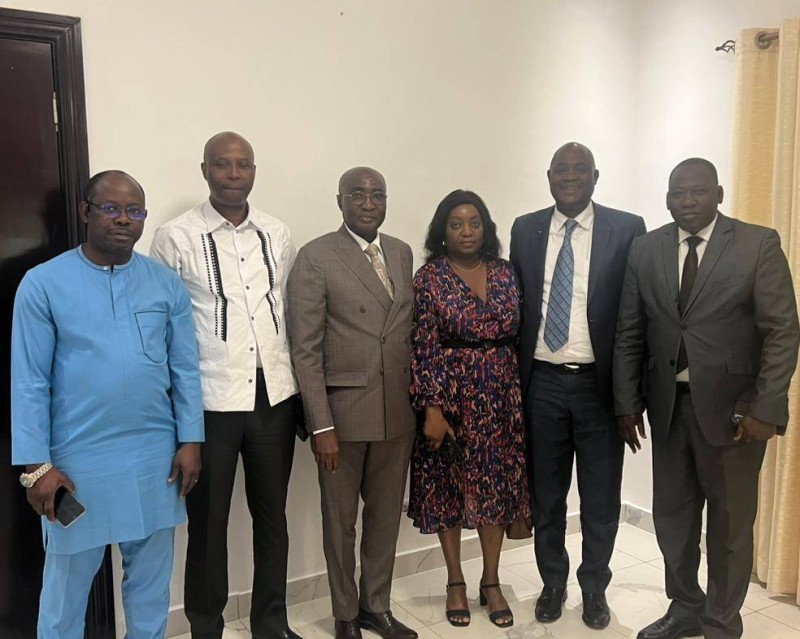 Le ministre-gouverneur, Dr Souleymane Touré (3è à partir de la gauche), la présidente de l'As-Rhdp et sa délégation