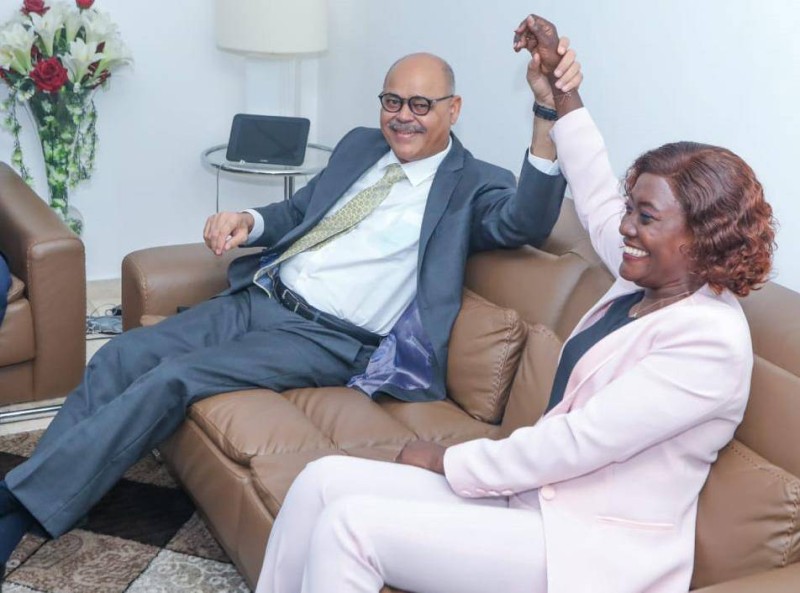 Le président d'AlSayeg Group, Abdul Jabbar AlSayeg s'entretenant avec le Prof Mariatou Koné