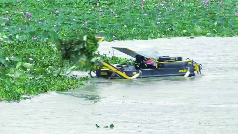 Un bateau emphibex piloté par un jeune ivoirien en formation. (DR)