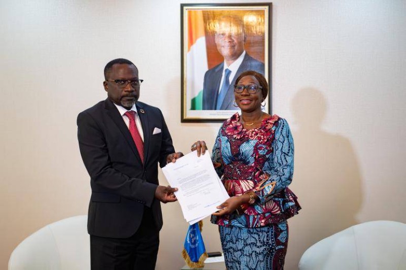 Jean François Basse, le nouveau Représentant de l’Unicef en Côte d’Ivoire présentant ses lettres de créances au Ministre d’État, ministre des Affaires étrangères, SEMme Kandia Kamissoko Camara.