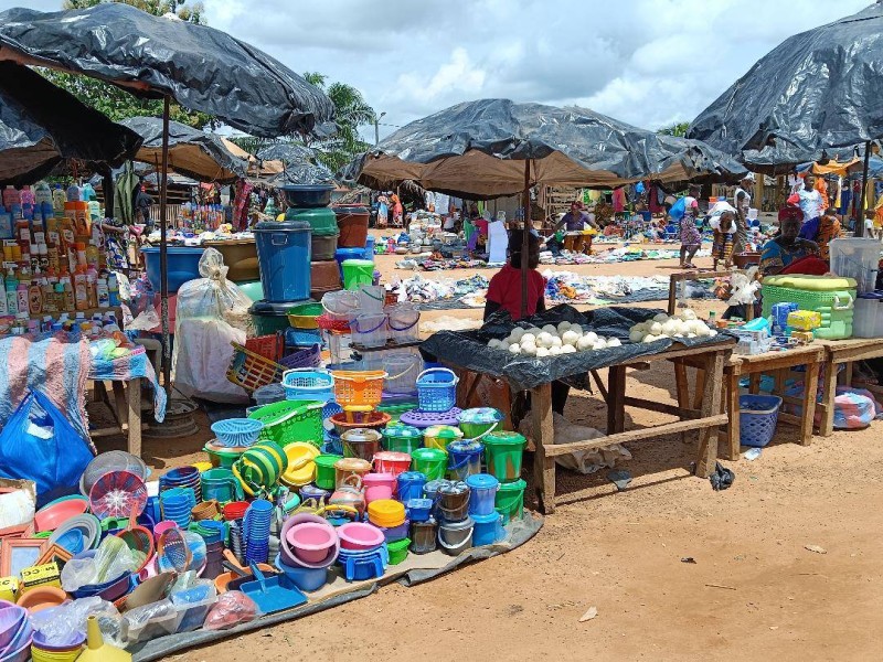 Une vue partielle du marché de Dougroupalégnoa.