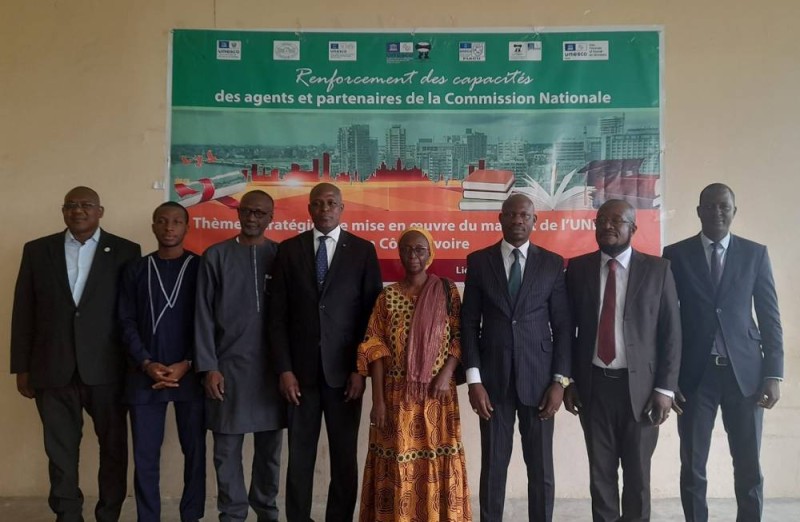 La photo de famille des différentes commissions de la commission nationale de l'Unesco en Côte d'Ivoire.
