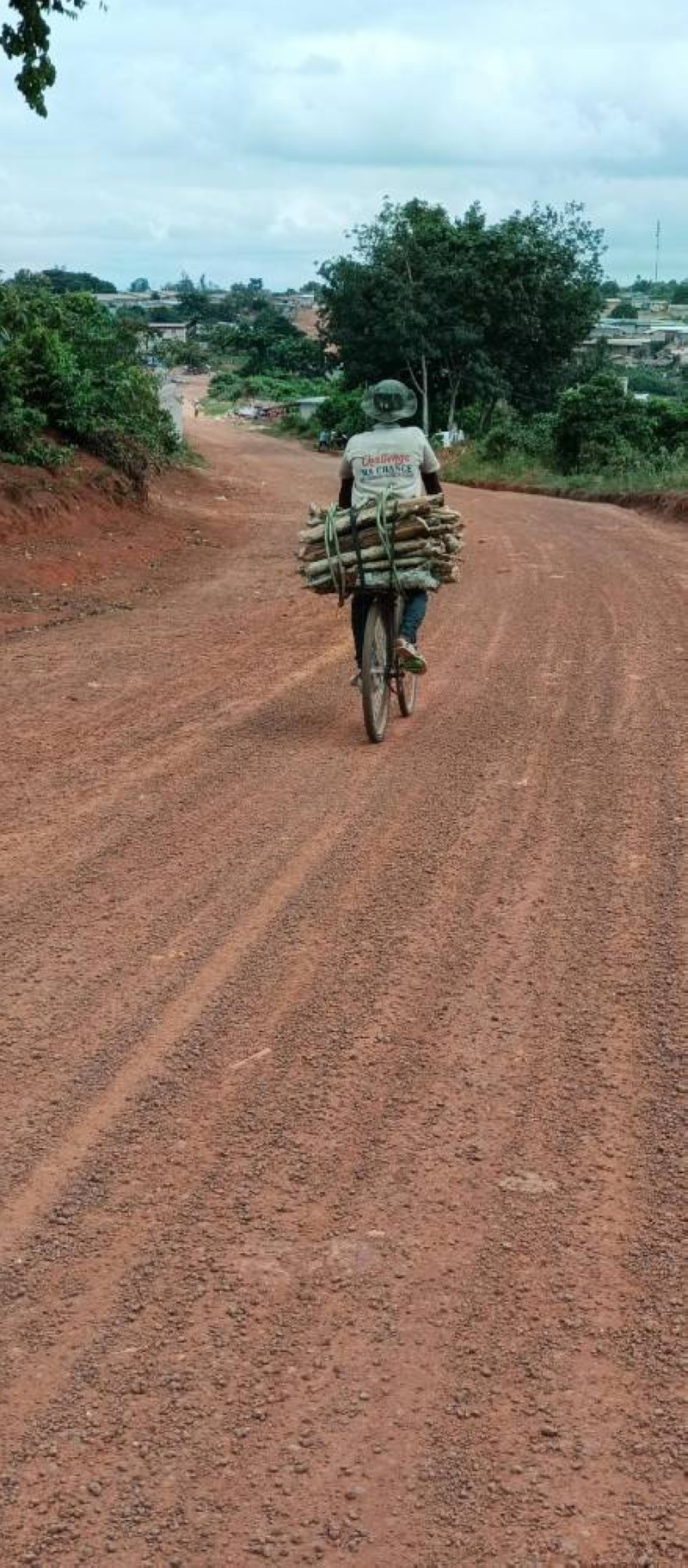 Le réseau routier est entièrement reprofilé. La circulation se fait dans de meilleures conditions