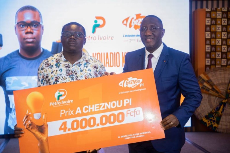 Le Vainqeur du premier prix pose avec le ministre Souleymane Diarrassouba (Bavane)