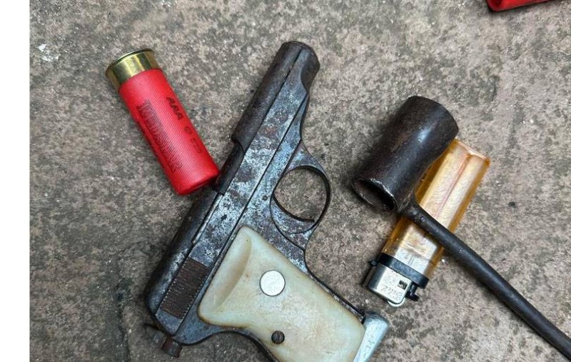 Un pistolet automatique et des munitions de calibre 12. (Dr)