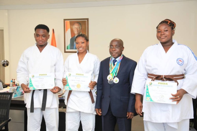 Les champions du Worodougou en compagnie du ministre Bouaké Fofana.