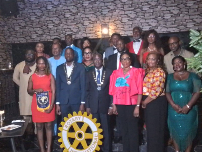 Le nouveau président du Rotary club Abidjan Elite (1er rang, 2ème à partir de la gauche) entend accroitre l’effectif des membres du club (Photo Bavane)