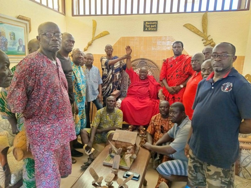 Le roi Nanan Kanga Assoumou a reçu des visites de soutien. (Ph: Julien Monsan)