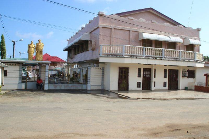 la rue en face du palais deserte (DR)