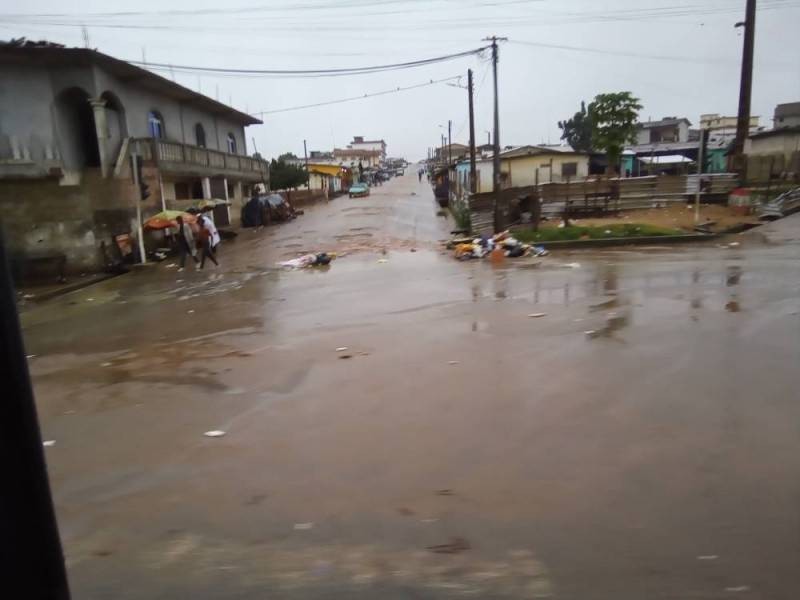Pluies diluviennes sur Bonoua : la voie internationale sous les eaux. (Ph: T. Kouadio)