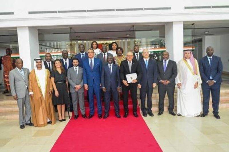 Le Président Adama Bictogo (centre 1er rang) et les Ambassadeurs membres du Conseil Arabe en Côte d’Ivoire