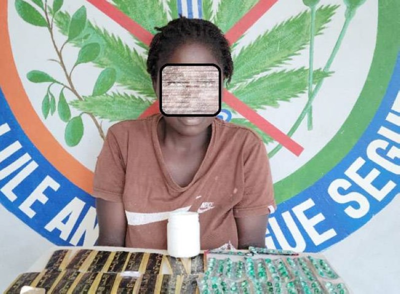D.M interpelée avec en sa possession de la drogue. (Ph: Gendarmerie nationale)