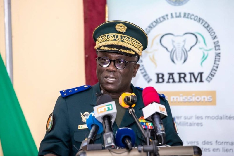 Gal Lassina Doumbia, chef d’état major général des armées. De l’Empt au commandement supérieur, en passant par les forces spéciales, un militaire dans le san