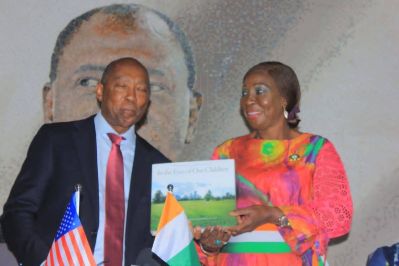 Kandia Camara remettant le Purca à Sylvester Turner. (DR)
