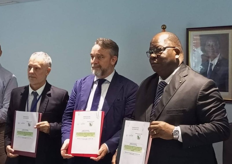 De la gauche vers la droite MM. William Turner (Leiff), Olivier Kergall (Aets-Af) et le Minisitre des Eaux et Forêts Laurent Tchagba (Ph: Salif D. CHEICKNA)