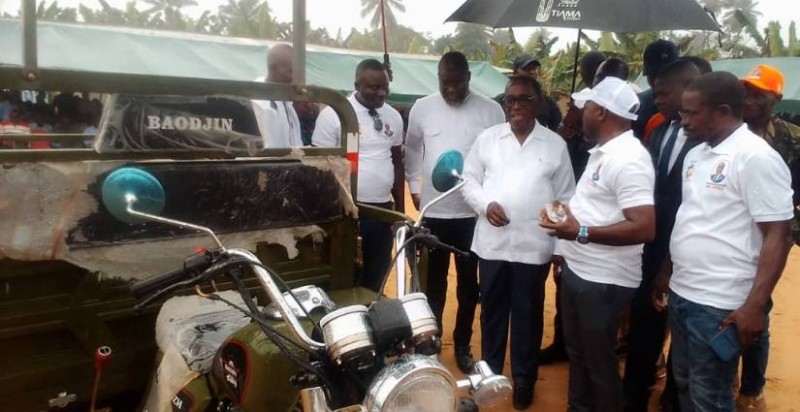 Le président du Conseil a fait don d'un tricycle au village. (Photo Dr)