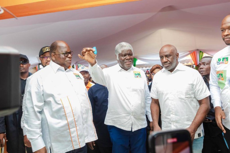 Les clés du siège du Rhdp remises au Vice président du parti, le ministre-gouverneur, Robert Beugré Mambé en présence de Roger Adom, directeur de cabinet du secrétaire exécutif du Rhdp