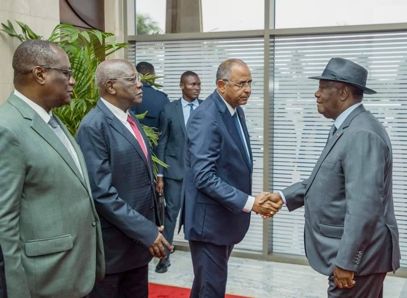 Le Président Ouattara saluant son premier ministre Patrick Achi