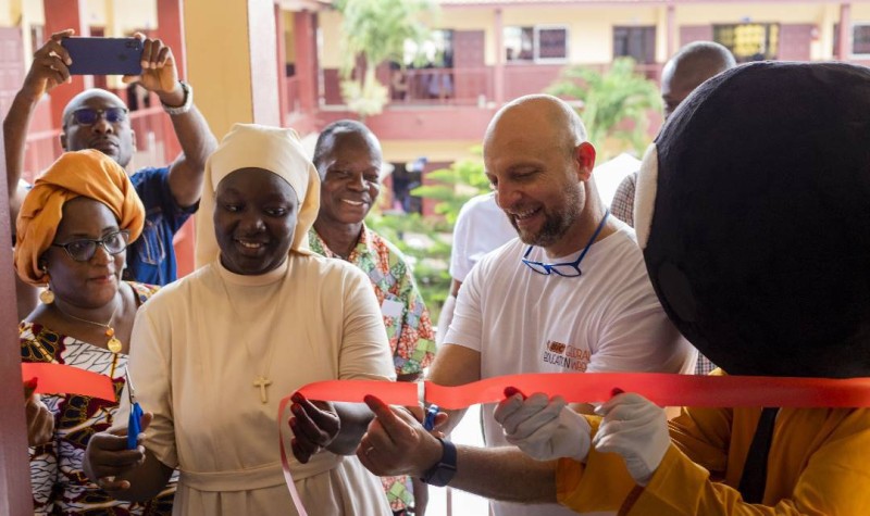 Sofiane Gordah, Directeur général, Côte d'Ivoire coupant le ruban symbolique lors de la semaine mondiale de l’éducation Bic, le 16 novembre 2022, au Groupe scolaire Notre Dame de la Paix, à la palmeraie sise à Abidjan-Riviera.