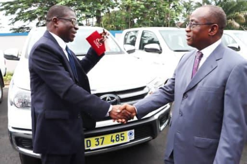 Le ministre Koffi N'Guessan remettant les clés à un bénéficiaire. (DR)
