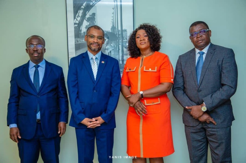 Hielpo Gérald chargé de communication du ministre délégué auprès du ministère d’État, ministère des Affaires étrangères, de l'Intégration africaine et de la Diaspora, Salimata Soro. (DR)
Directrice de l’employabilité et de l'immigration économique Cdem, Anderson Blanc, ambassadeur du Canada en Côte d'Ivoire;
Anderson Assui, Directeur de cabinet adjoint du ministre de la Promotion de la jeunesse, de l'Insertion professionnelle et du Service civique (de droite à gauche).