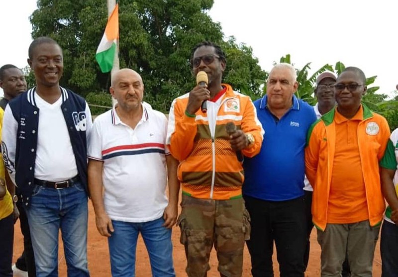 Franck Americ Kouadio, Sg de par l'Abci (au micro) en compagnie de présidents de clubs membres de l’association des boulistes ivoiriens