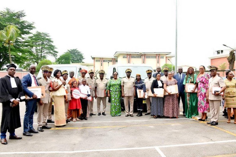 Les parties prenantes au processus d'organisation des concours administratives et les gagnants de la Tombola JFP 2023. (DR)