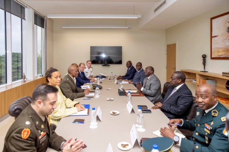 Le renforcement du partenariat militaire et sécuritaire entre la Côte d’Ivoire et les États-Unis était au centre des échanges. (PH : PRÉSIDENCE )