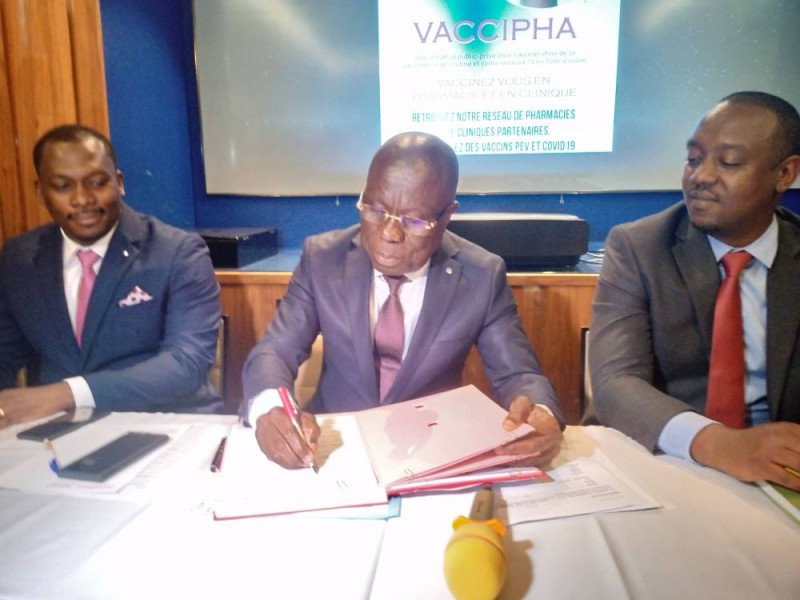 Le directeur de cabinet, Dr Charles A Koffi, paraphant le document. (Franck YEO)