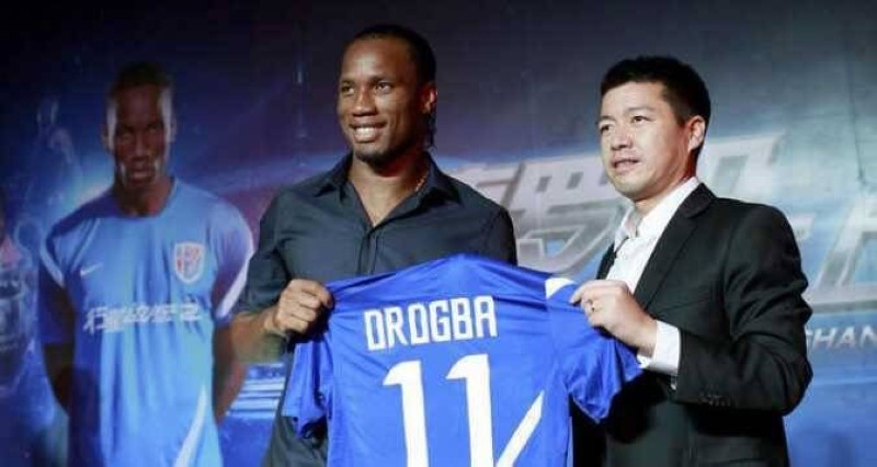 Didier Drogba (g) et le propriétaire du club de foot Shangai Shenhua, Zhu Jun-BON