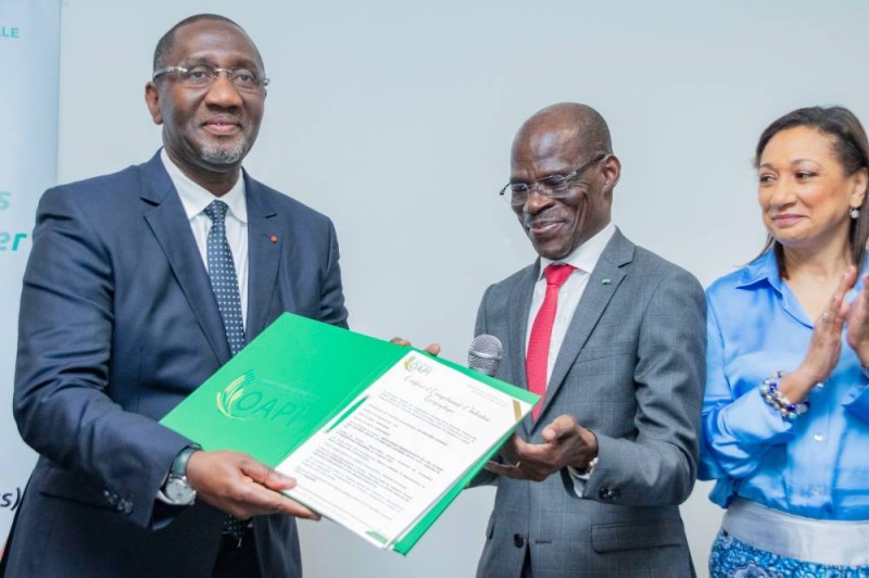La fierté du ministre du Commerce a reçevant le certificat d'enregistrement des Igp de l'Oapi. (DR)