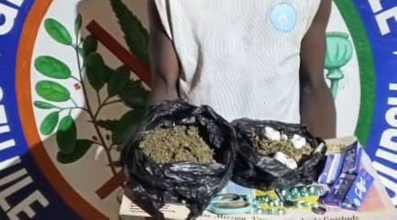 L'individu interpellé et la drogue saisie. (Dr)