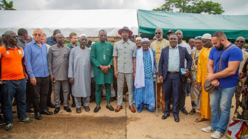 Photo famille à l'occasion de l'ouverture  de l'usine de transformation du cacao