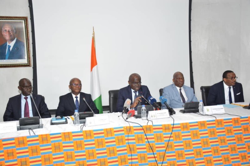 Par la voix du directeur de cabinet Jean Martial Adou (au micro), le ministre de la Communication et de l’Économie numérique a présenté l’intérêt des Ordres du mérite des secteurs évoluant sous son contrôle.  
